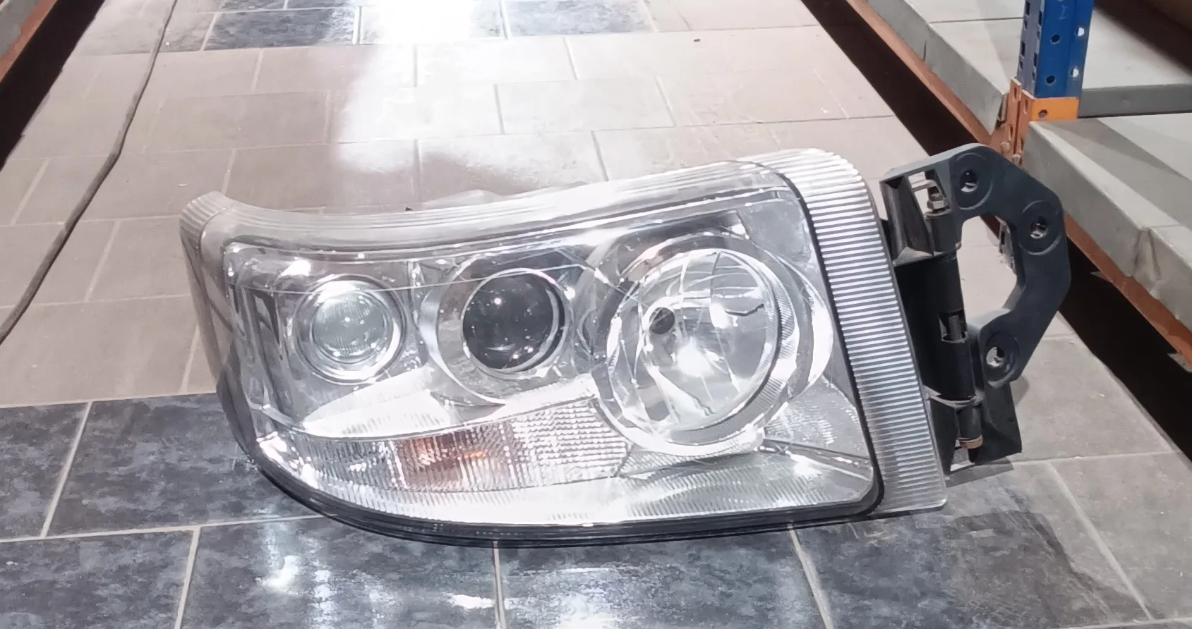 Phare Renault DXI fond blanc gauche