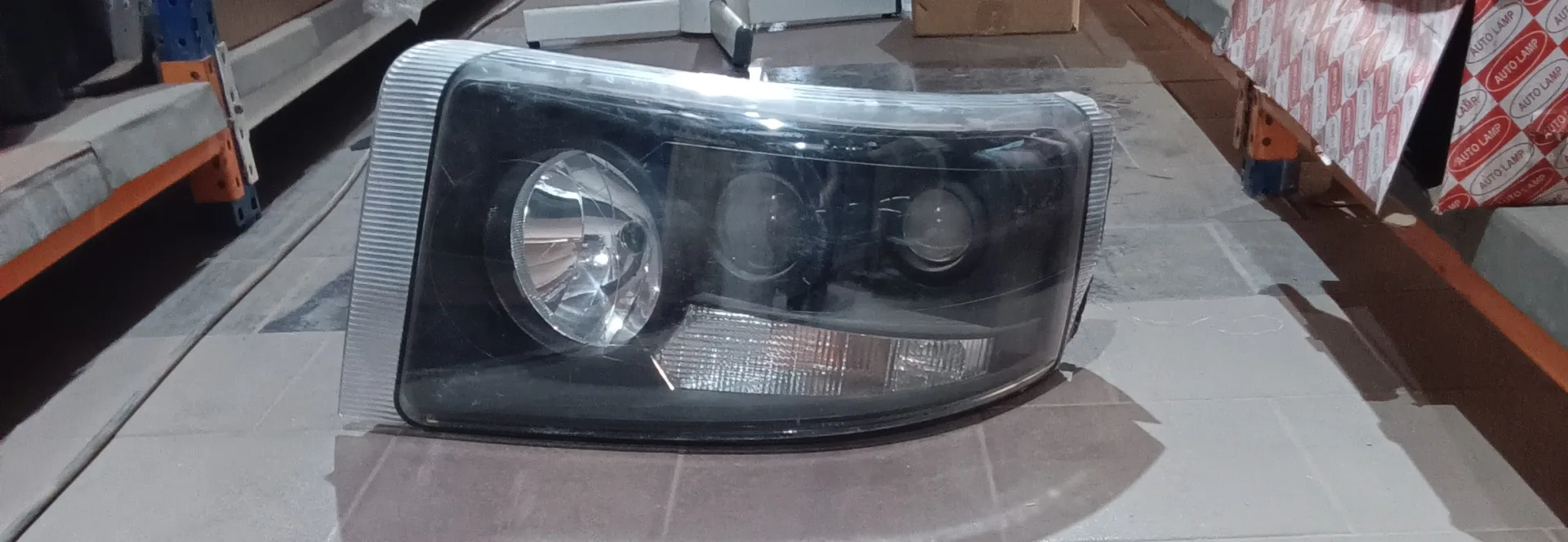 Phare RENAULT DXI fond noir droite