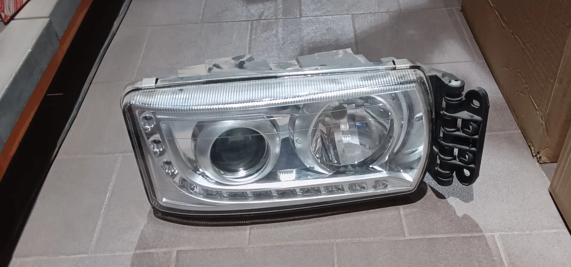 Phare IVECO Gauche