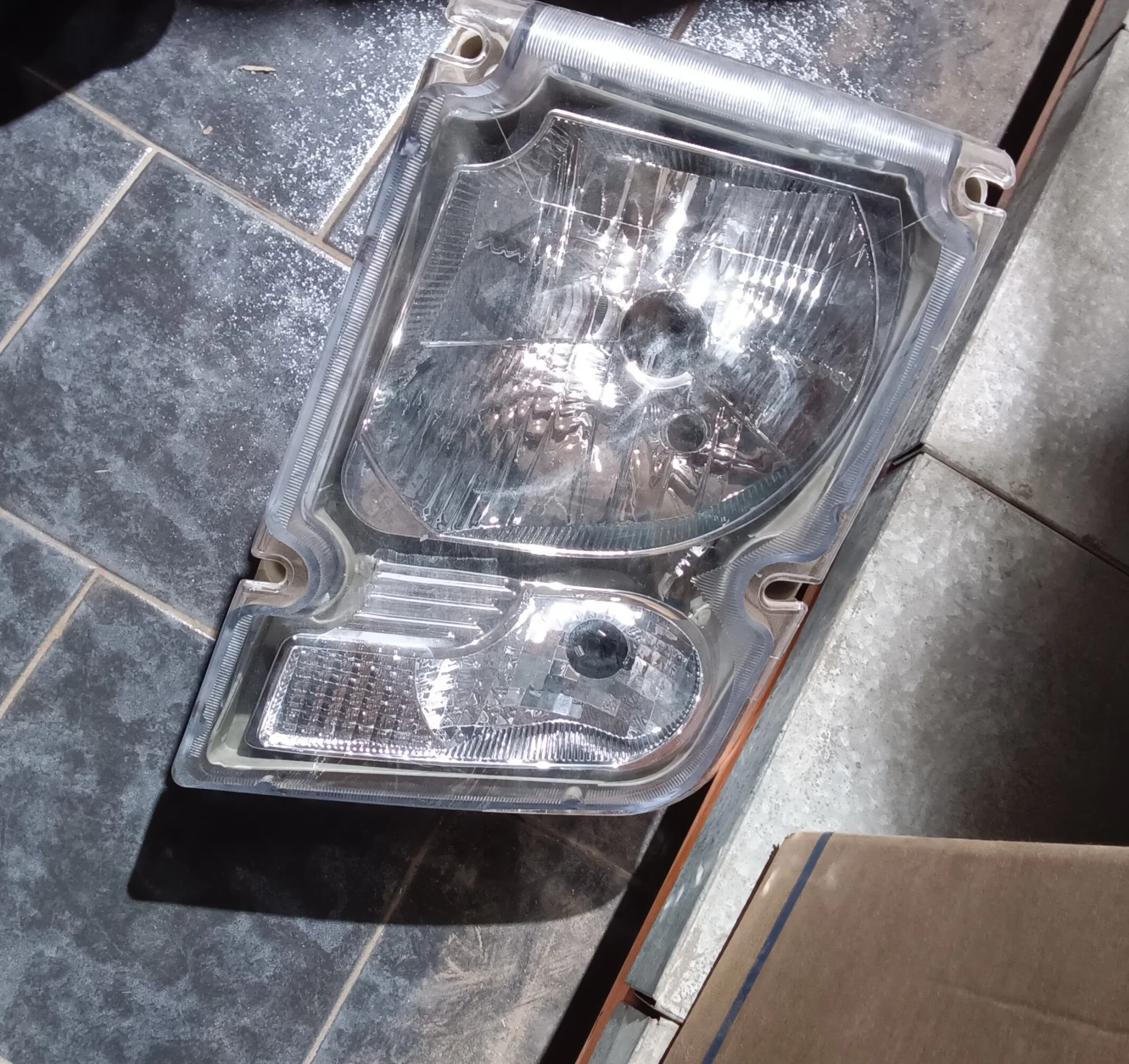 Phare VOLVO Droite