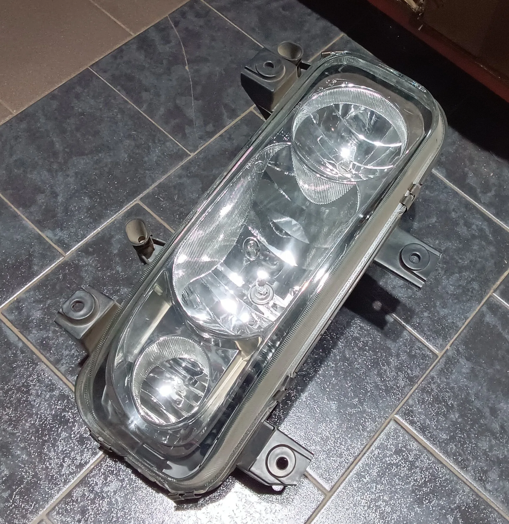 Phare Mercedes ATEGO Droite